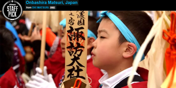 Такое в Японии происходит только раз в шесть лет: ритуальный спуск с горы на огромном бревне