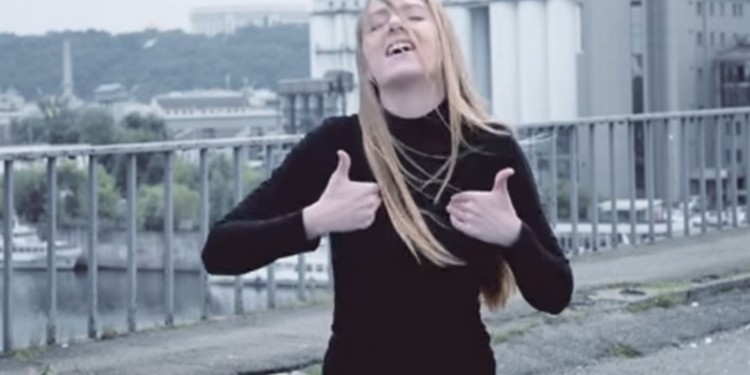 Киевлянка исполнила песню Океана Эльзы на языке жестов