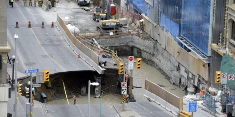 В центре Оттавы образовался огромный провал