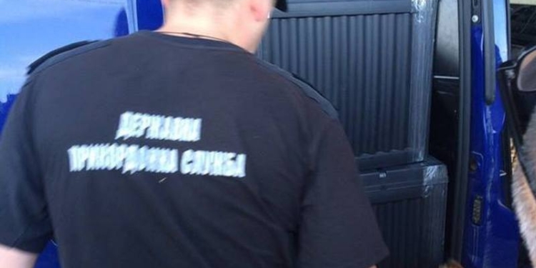 Автомобиль с российскими дипномерами вез контрабандный груз сигарет