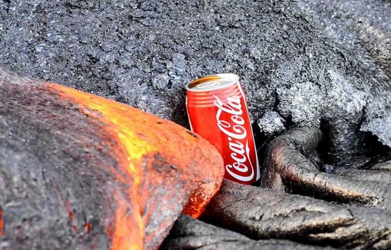 Завораживающее видео: поток лавы уничтожает банку кока-колы 1