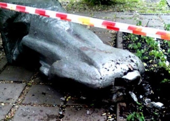 В центре Москвы обезглавили и сбросили с постамента памятник Ленину