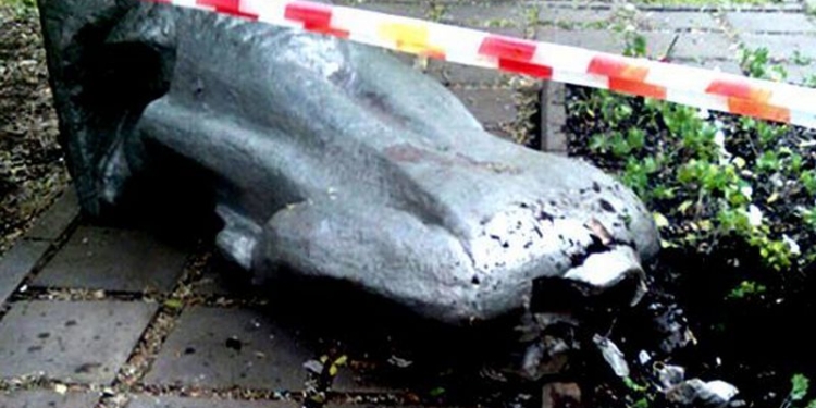 В центре Москвы обезглавили и сбросили с постамента памятник Ленину