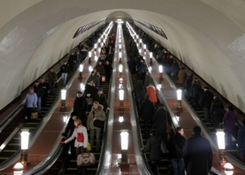 Застрявшая в эскалаторе метро юбка остановила станцию “Вокзальная”  в Киеве на полчаса