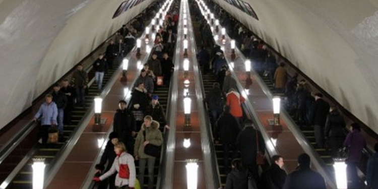 Застрявшая в эскалаторе метро юбка остановила станцию “Вокзальная”  в Киеве на полчаса