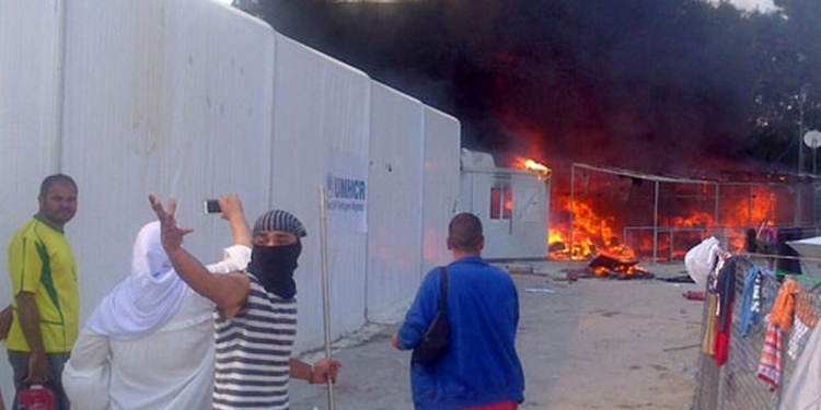 Беспорядки в лагерях беженцев: подожгли лагерь на греческом острове Хиос