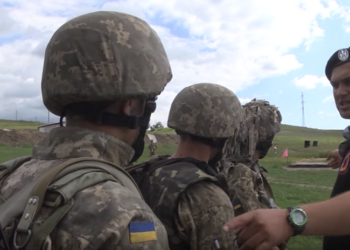 Минобороны показало, как морпехи, преодолев 70 километров препятствий, получили черные береты на полигоне в Николаевской области