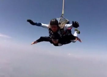 90-летняя немка прыгнула с парашютом