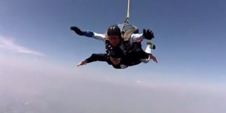 90-летняя немка прыгнула с парашютом