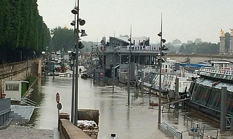 Во Франции из-за проливных дождей Сена вышла из берегов. Париж затопило 1