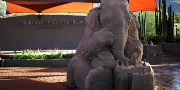 Невероятная песочная скульптура: трехметровый слон играет в шахматы с мышью