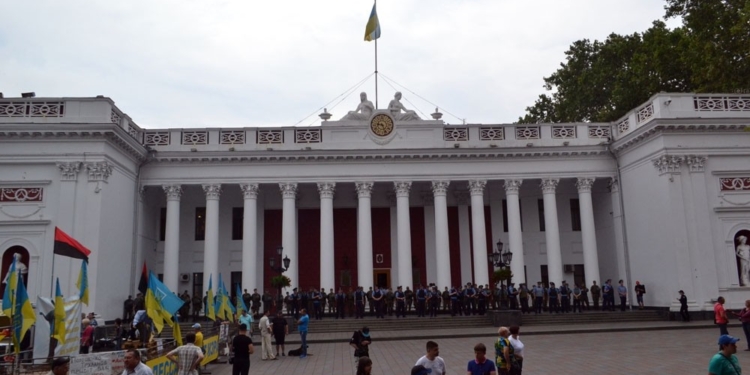 В Одессе внеочередная “земельная” сессия горсовета прошла под охраной Нацполиции