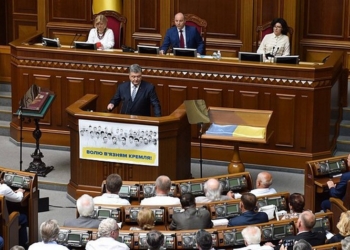 Порошенко пообещал децентрализацию в Конституции только при условии безопасности на Донбассе