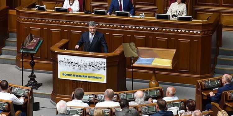 Порошенко пообещал децентрализацию в Конституции только при условии безопасности на Донбассе