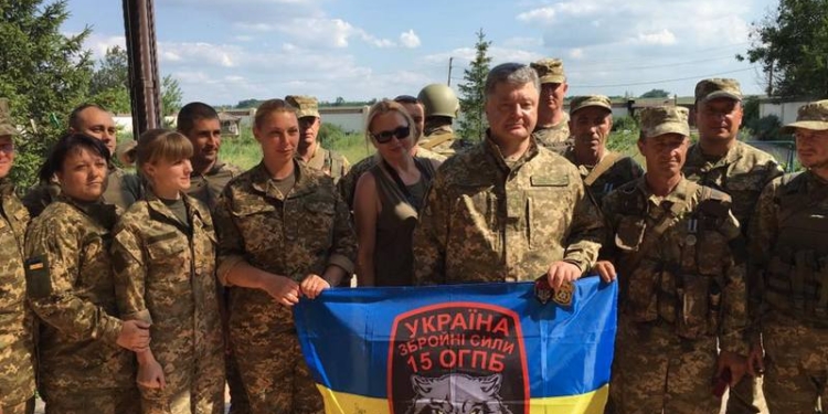 Порошенко подписал указ о демобилизации 5-й волны – прямо на передовой