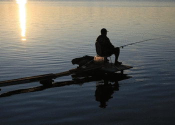 В Николаеве на рассвете ограбили рыбака
