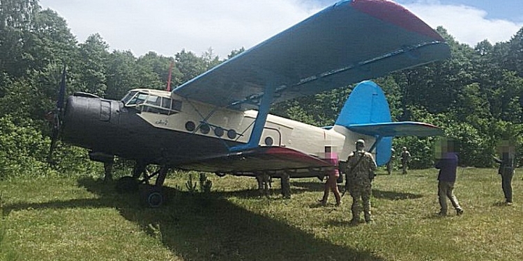 СБУ изъяла у контрабандистов самолет, которым в Польшу возили янтарь и сигареты