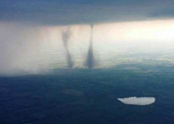 В Германии двойной торнадо обрушился на Гамбург