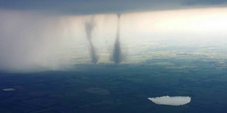 В Германии двойной торнадо обрушился на Гамбург