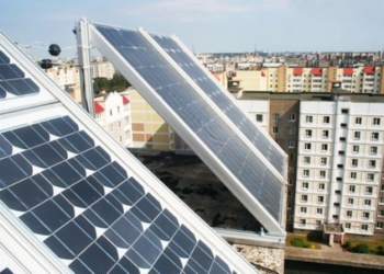 На крыше херсонской многоэтажки впервые в Украине заработала солнечная электростанция