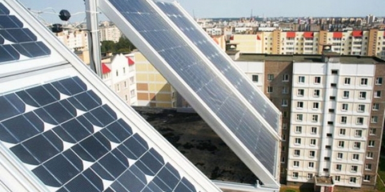 На крыше херсонской многоэтажки впервые в Украине заработала солнечная электростанция