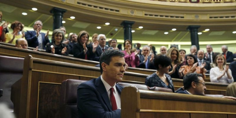 На досрочных парламентских выборах в Испании победу одержала правящая партия, но большинство она не получила