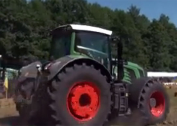 Украинские трактористы посоревновались в ловкости и скорости