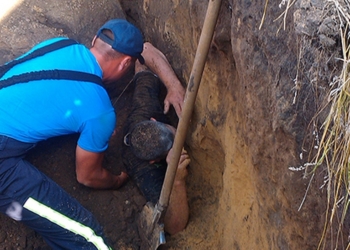 Если слишком долго смотреть  в яму: двоих мужчин, стоявших на краю траншеи, затянуло обвалом земли