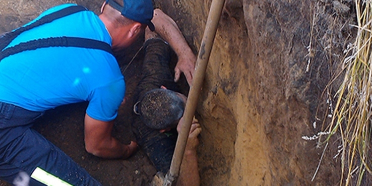 Если слишком долго смотреть  в яму: двоих мужчин, стоявших на краю траншеи, затянуло обвалом земли