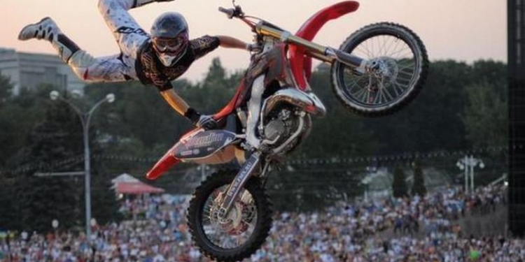 Украинский каскадер сломал ногу при выполнении рекордного трюка