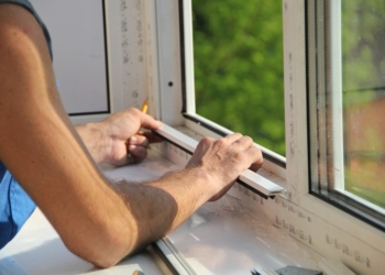 На Николаевщине полиция задержала мошенника, промышлявшего “установкой” стеклопакетов