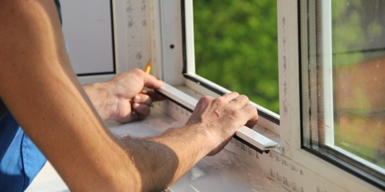 На Николаевщине полиция задержала мошенника, промышлявшего “установкой” стеклопакетов