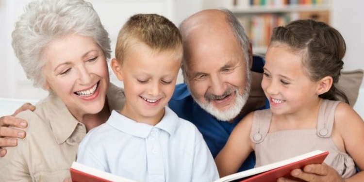Австралийские ученые: нянчить внуков полезно для интеллектуального здоровья