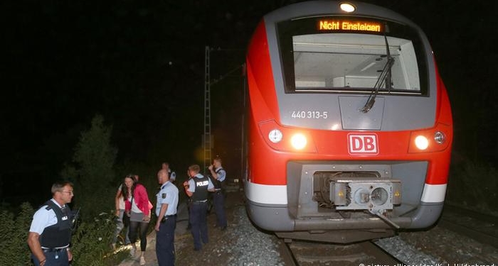 В Германии афганский беженец с топором напал на пассажиров поезда. Есть раненые