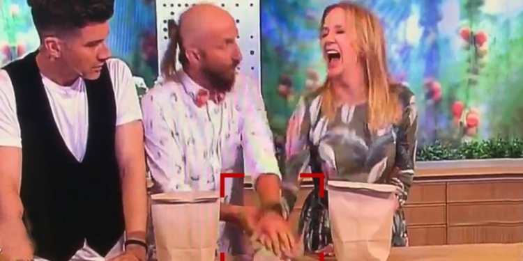 Горе-фокусник в прямом эфире польского ТВ проткнул телеведущей руку