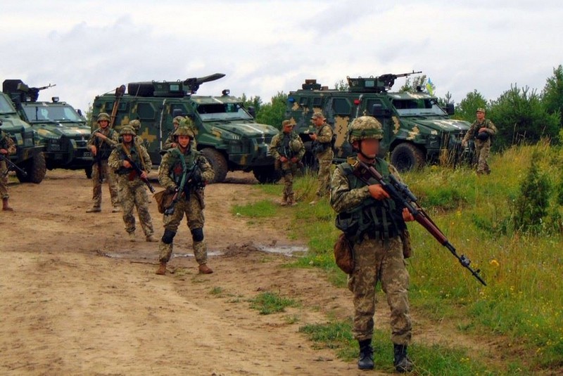 Украинские десантники тренировались отражать внезапное нападение боевиков 13