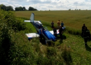 Во Львовской области совершил аварийную посадку самолет RV-8 с иностранцами на борту