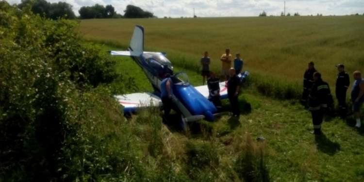Во Львовской области совершил аварийную посадку самолет RV-8 с иностранцами на борту