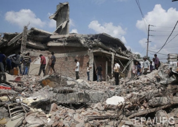 В Индии снесли четырехэтажное здание вместе с людьми