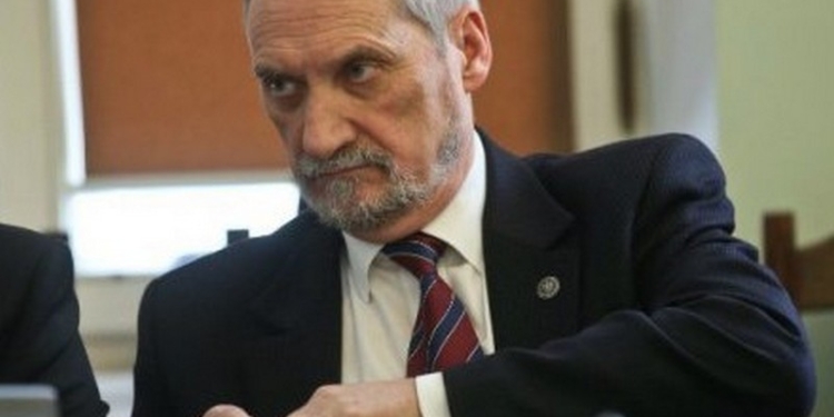 Министр обороны Польши назвал Россию виновной в Волынской трагедии