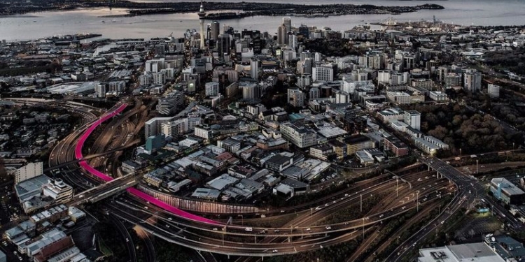 В Новой Зеландии старое шоссе переделали в яркую велосипедную дорожку