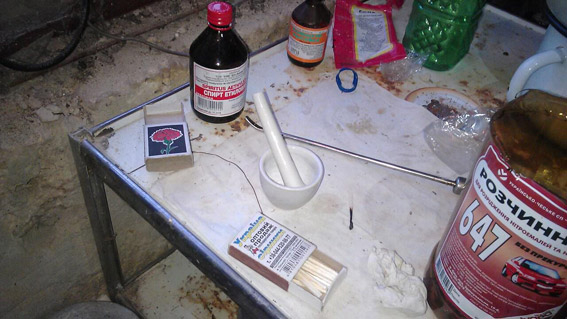 2 кг высушенного снотворного мака, 2 кг концентрата маковой соломки и еще по мелочи – в Очакове у троих жителей нашли наркотики