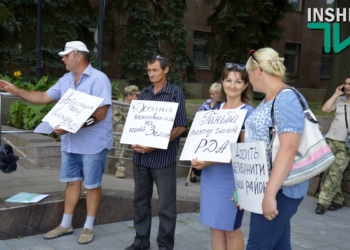 «Из Арбузинки нас не слышат»: арбузинцы пикетируют сессию Николаевского облсовета с требованием уволить главу РГА