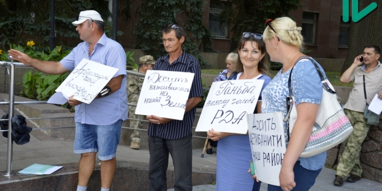 «Из Арбузинки нас не слышат»: арбузинцы пикетируют сессию Николаевского облсовета с требованием уволить главу РГА