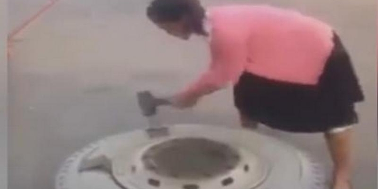 Не женское вроде дело: азиатская девушка легко разбортовывает колесо грузовика