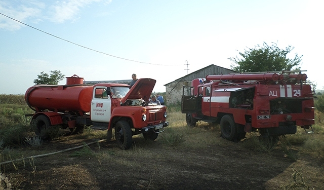 В Новотимофеевке кто-то «пошептал»? Сначала фуры обвалили понтонный мост, теперь горело неиспользуемое здание
