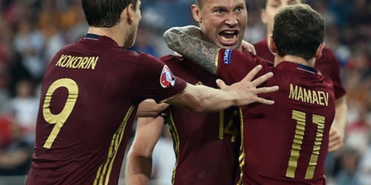 Футболисты сборной России после вылета с Евро 2016 потратили €250 тыс. на шампанское – СМИ