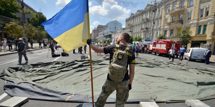 «Айдаровцы» установили палатку на проезжей части Крещатика в Киеве – протестуют против ареста комбата «Бати»