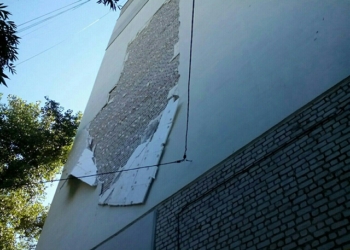 В Николаеве спасатели демонтировали с многоэтажки слой утеплителя, грозивший обрушиться на головы жителей