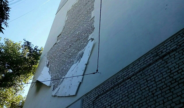 В Николаеве спасатели демонтировали с многоэтажки слой утеплителя, грозивший обрушиться на головы жителей